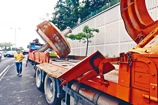 原放在車斗中間陀螺形鑽樁穩定器，撞爛貨斗圍欄跌出車外。