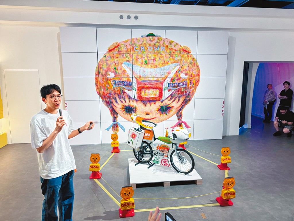 章柱基講解展品單車皇。