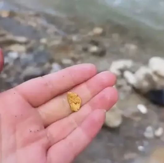 甘肅康縣燕子河傳出有黃金，吸引民眾前往淘金。微博