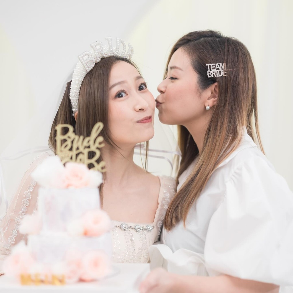 黄美棋获一班姊妹送上蛋糕，一同享受婚前最后派对，她们更拍下很多搞怪照片。