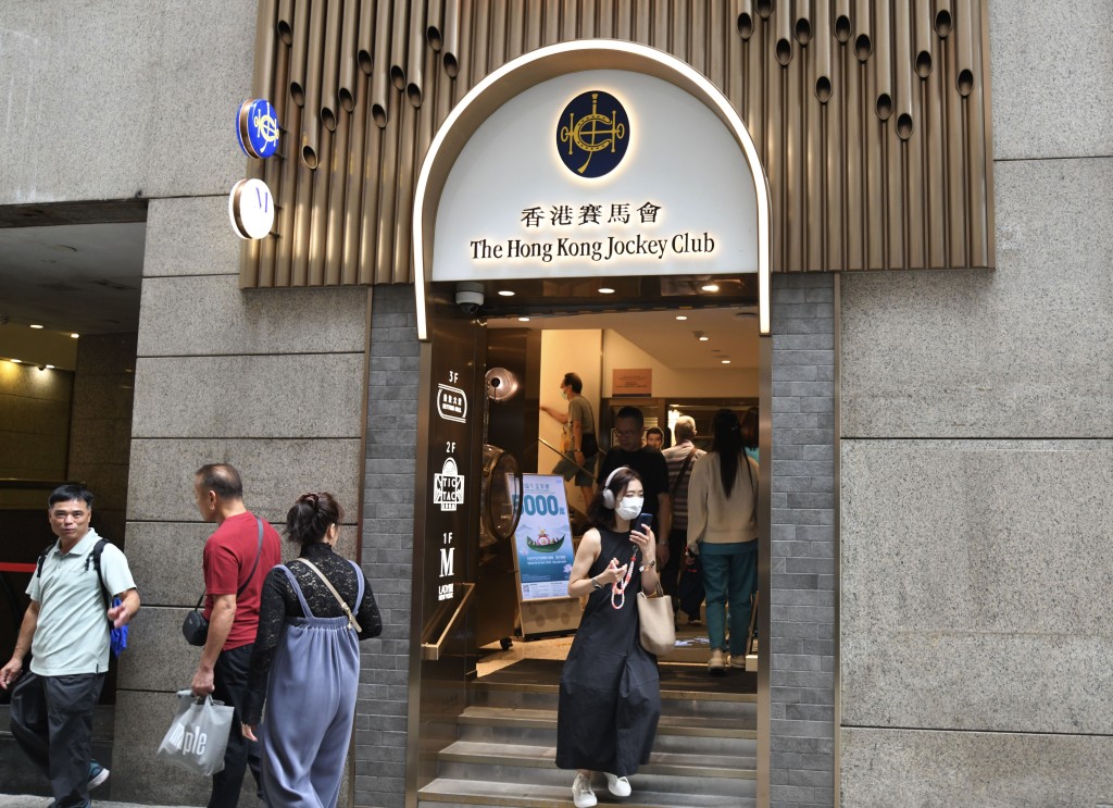 幸運二金多寶獎券已經開賣,截止售票時間為攪珠日(11月4日)晚上9時15分。 幸運二金多寶獎券已經開賣,截止售票時間為攪珠日(11月4日)晚上9時15分。