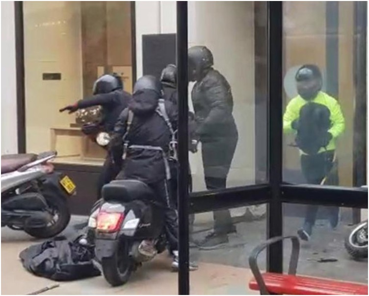 6名匪徒手持鐵錘和牛肉刀竄入店內搜掠。網圖