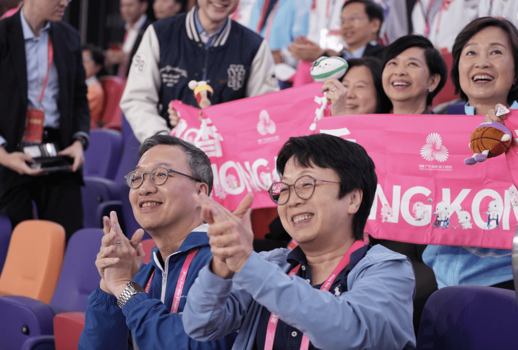 林定國和太太到啟德體育主場館觀看全運會七人欖球賽，見證了香港男子隊勇奪金牌。林定國fb