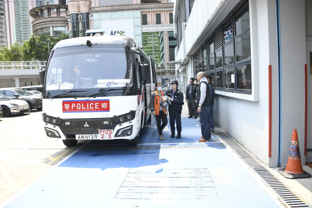 警方聯同入境處拘捕16人。楊偉亨攝