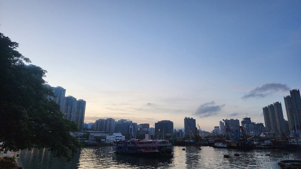 星期三吹烈風至暴風,離岸可能達颶風,天氣惡劣,有狂風大驟雨及顯著風暴潮 星期三吹烈風至暴風,離岸可能達颶風,天氣惡劣,有狂風大驟雨及顯著風暴潮