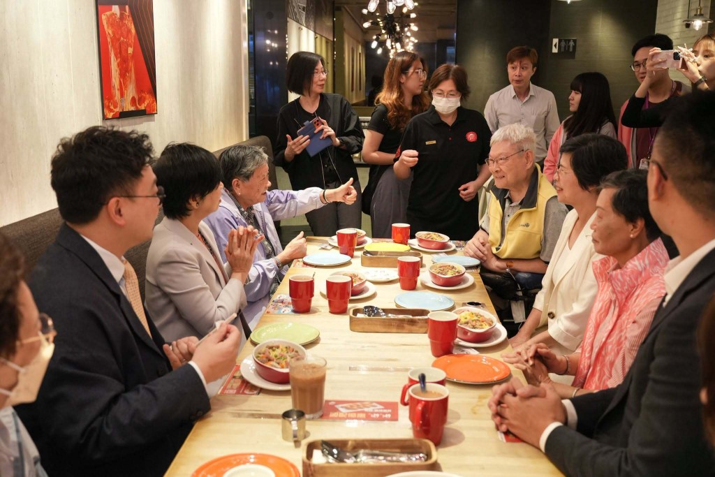 何永賢前往鴨脷洲邨參與「愛心食肆 賞你惠食」第五輪活動。 何永賢前往鴨脷洲邨參與「愛心食肆 賞你惠食」第五輪活動。