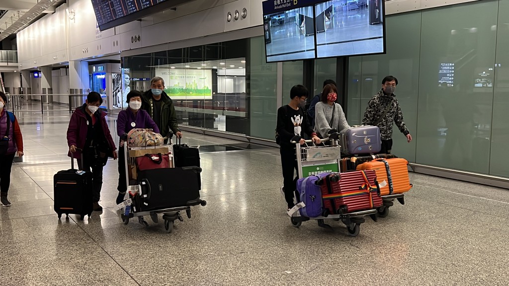 多名外遊返港的市民均表示，取消入境人士進行核酸檢測的安排是好事。  李家傑攝