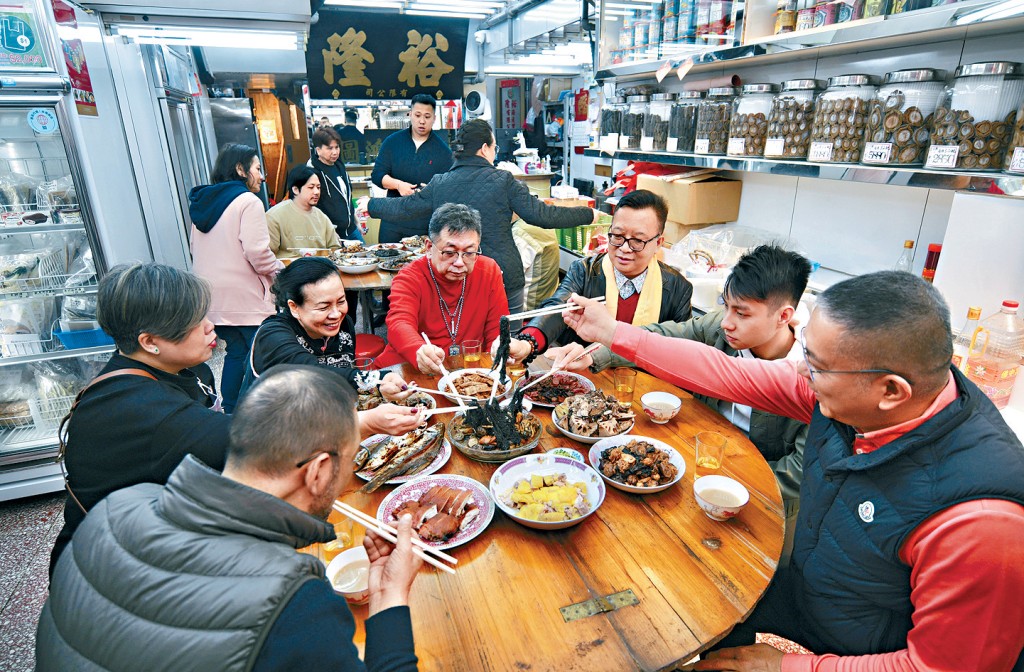 裕隆海味今年繼續傳統,在年初二與夥記及親友一起吃開年飯賀新春。