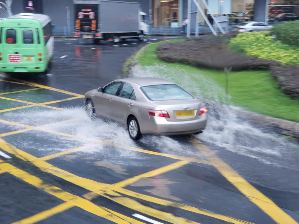  汽車在積水中行駛。