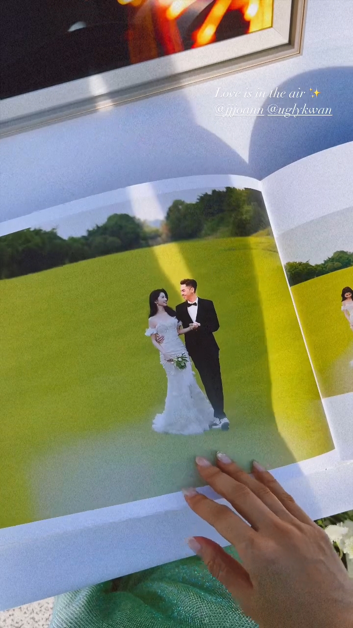 妹妹关美薇分享现场的照片，放有婚纱照相册。
