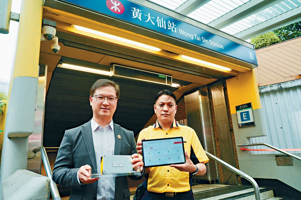 港鐵公司機場鐵路總管呂幹貽(左)指,會在26個車站、共42個出入口加裝水浸感應器,以加強預警。