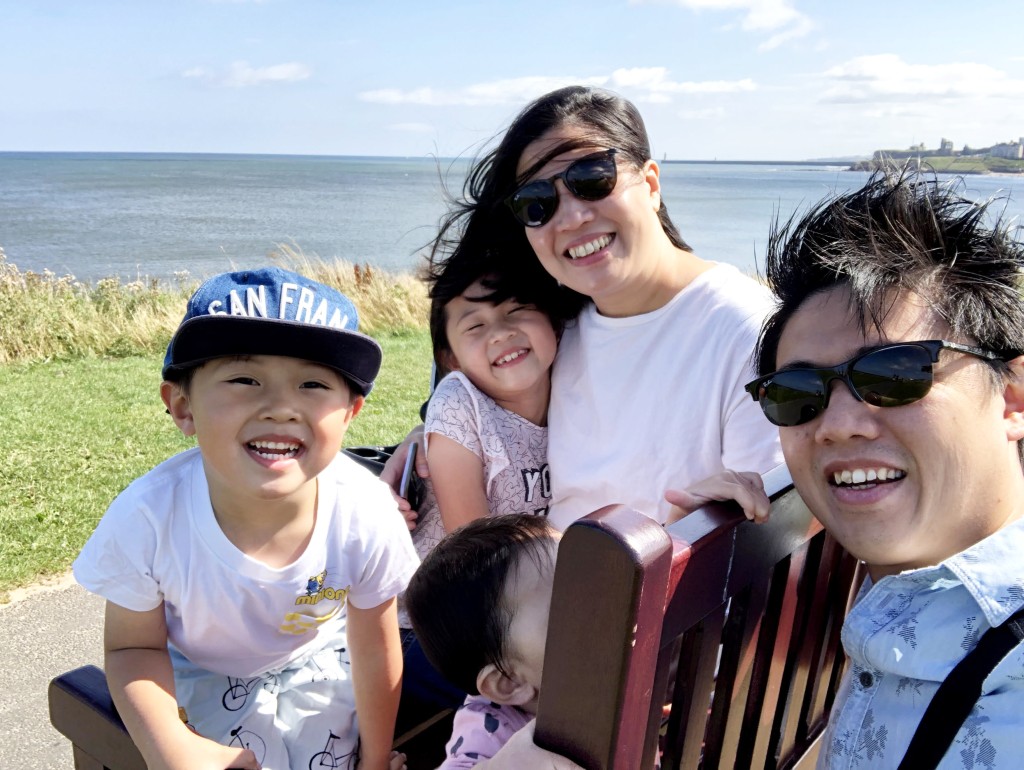 Debby(右二)認為紐卡素的地理位置絕佳,方便隨時帶小朋友到其他城市自駕遊。 Debby(右二)認為紐卡素的地理位置絕佳,方便隨時帶小朋友到其他城市自駕遊。