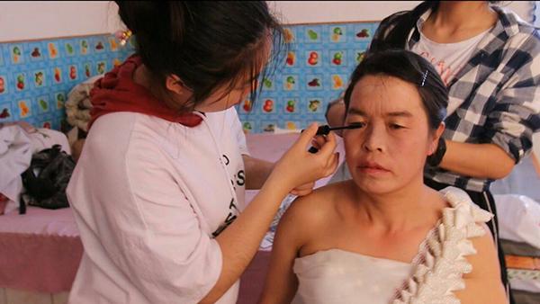 婚纱及化妆也会提供。