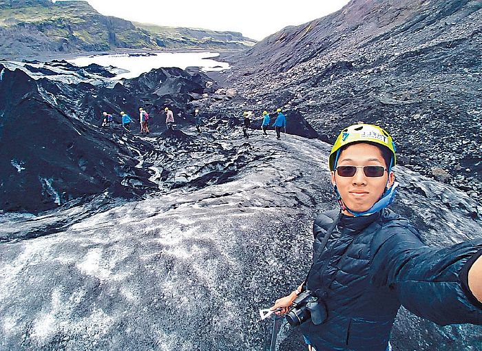 薛俊朗在冰島考察當地獨特的地理環境。