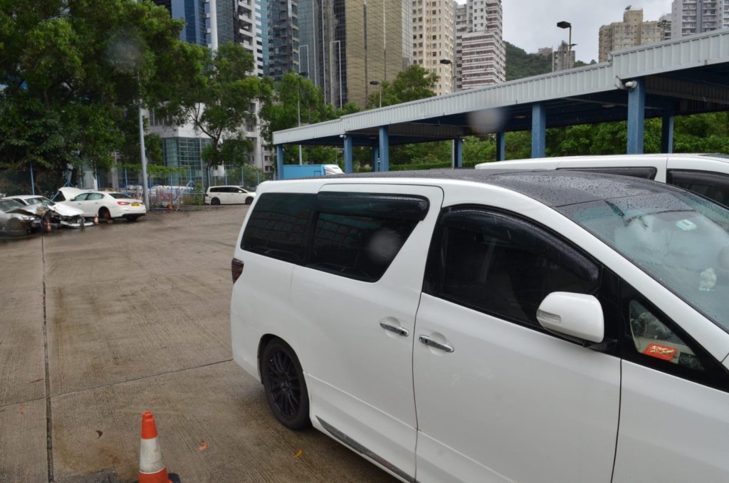 被扣查的三輛中港白牌車。林思明攝