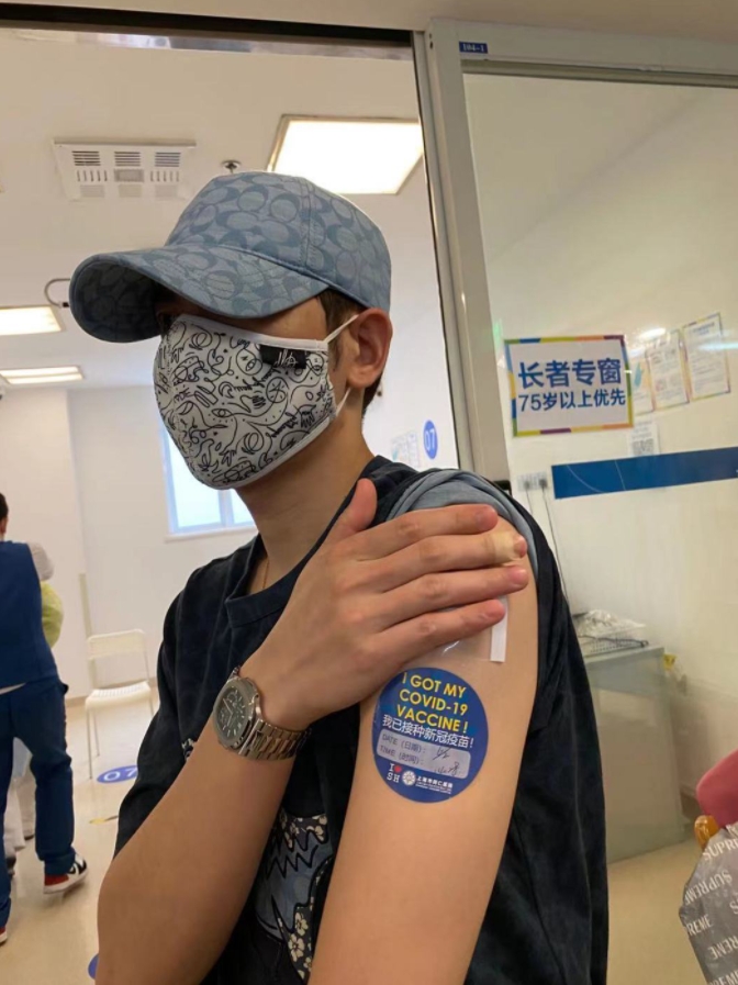 仲打埋中國疫苗,表示愛國心。