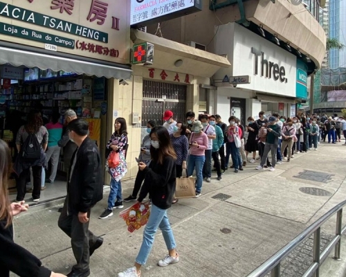 澳門居民排隊購買口罩。資料圖片