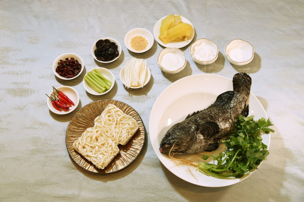 李師傅的酸菜魚版本主要利用指天椒、辣椒乾、花椒油及酸菜，豐富了酸菜魚中的魚塊及湯汁的味道層次。