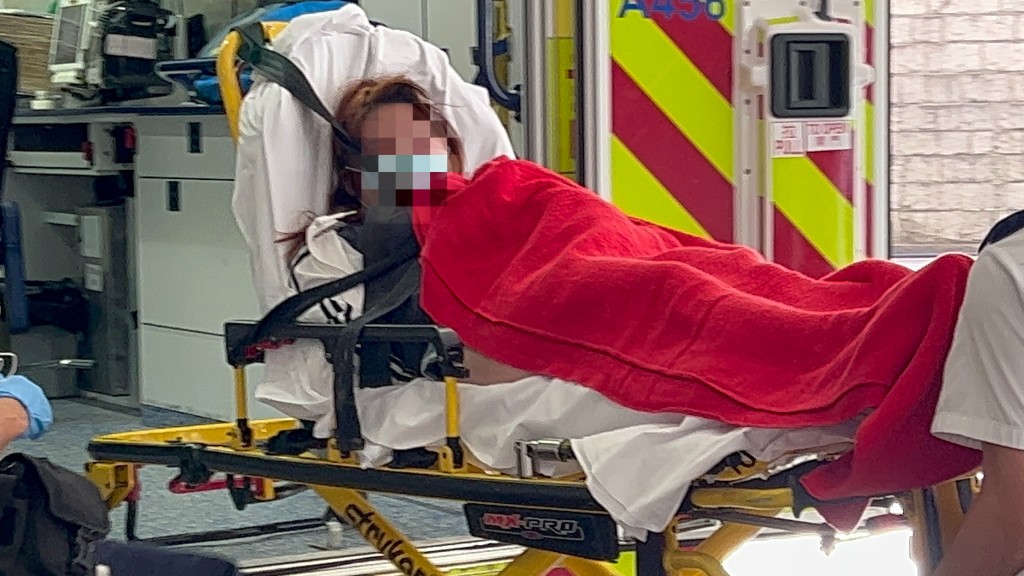 女子被救护人员送往威尔斯亲王医院进行治疗。蔡楚辉摄