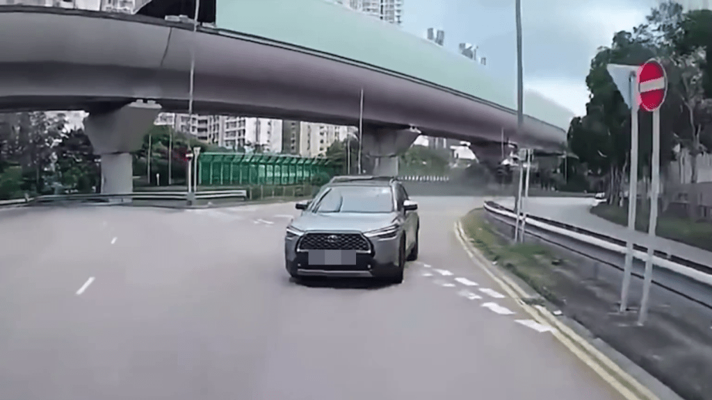 SUV撞開前方七人車後爬頭。 SUV撞開前方七人車後爬頭。