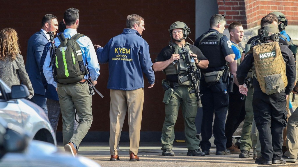 肯塔基州州长 Andy Beshear （中间蓝衫）在枪击事件现场与警察交谈。路透社