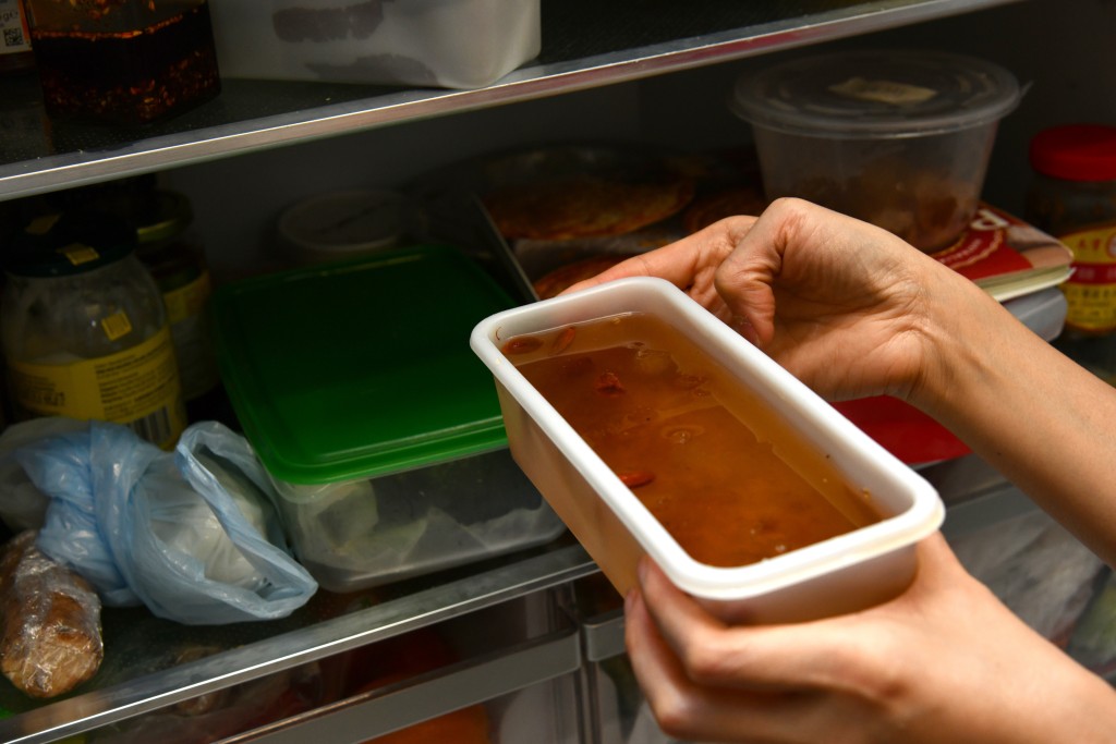 Step 7: 混合物放入雪櫃冷藏4小時或過夜至凝固。Chill the mixture in the refrigerator for 4 hours or overnight until solidified.