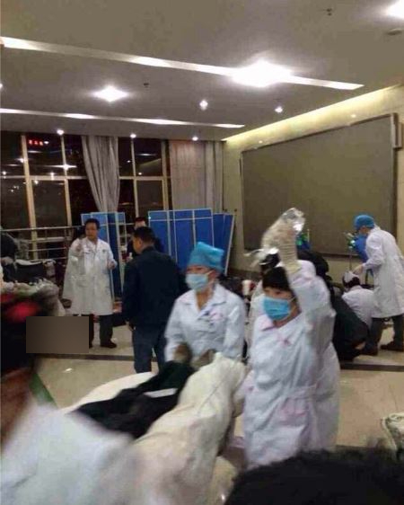 昆明火車站恐襲導致大量民眾受傷，救護人員要在現場即時搶救傷者。新華社