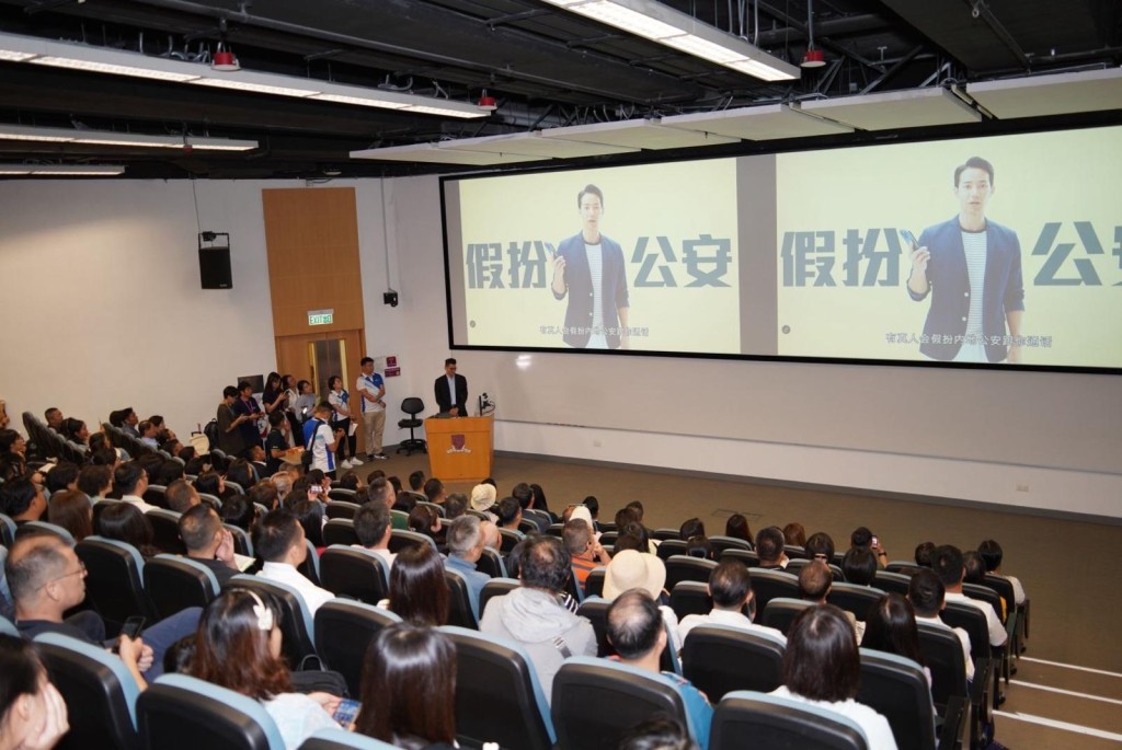 開學在即,警方聯同中文大學在校園舉辦活動,向內地生及家長宣傳防騙信息。 開學在即,警方聯同中文大學在校園舉辦活動,向內地生及家長宣傳防騙信息。