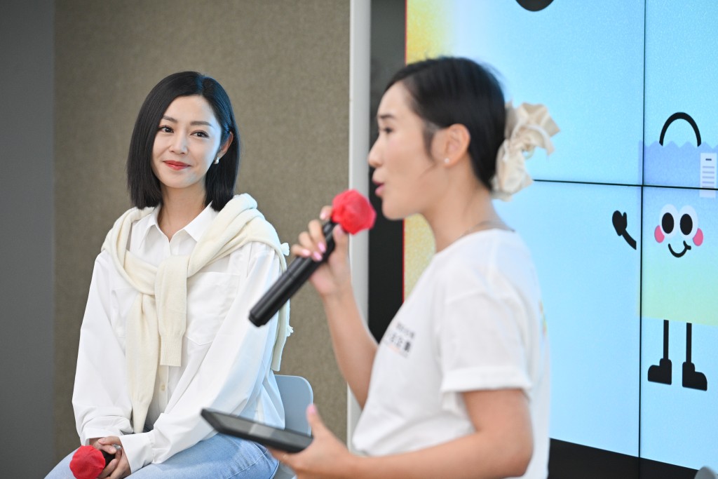 「職」繫好心情大使衛詩雅（Michelle，圖左）以入行18年經歷的事業高低，分享如何在工作起伏中保持正能量，以正面心態應對壓力。