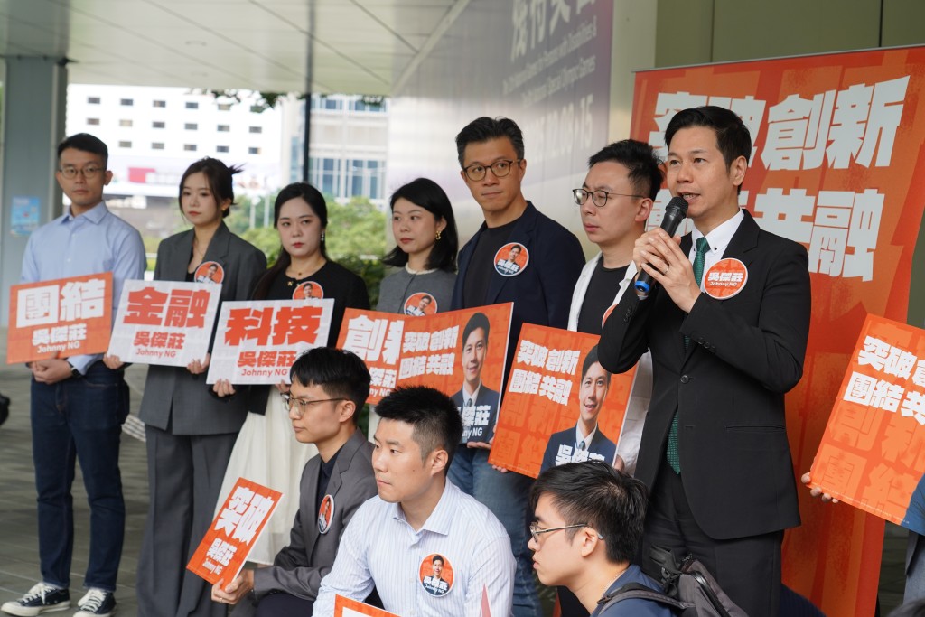 吳傑莊(持咪者)表示,希望更多有心有力的朋友一同參與立法會選舉,「歡迎競爭」。 吳傑莊(持咪者)表示,希望更多有心有力的朋友一同參與立法會選舉,「歡迎競爭」。