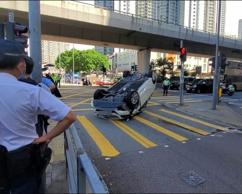 私家車失控撞欄後翻轉。林思明攝