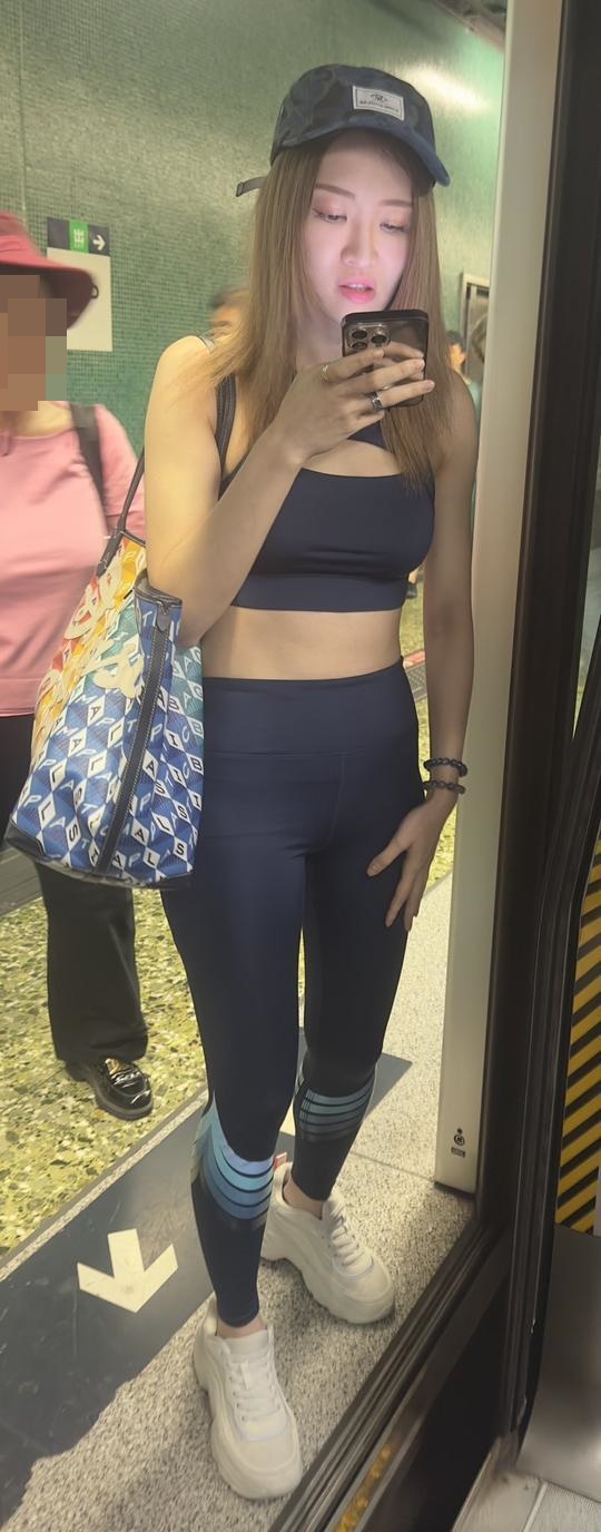近日有网民上载一辑穿性感瑜伽裤女子搭港铁的照片。