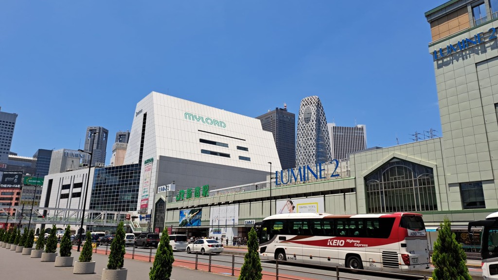 日本JR新宿站。
