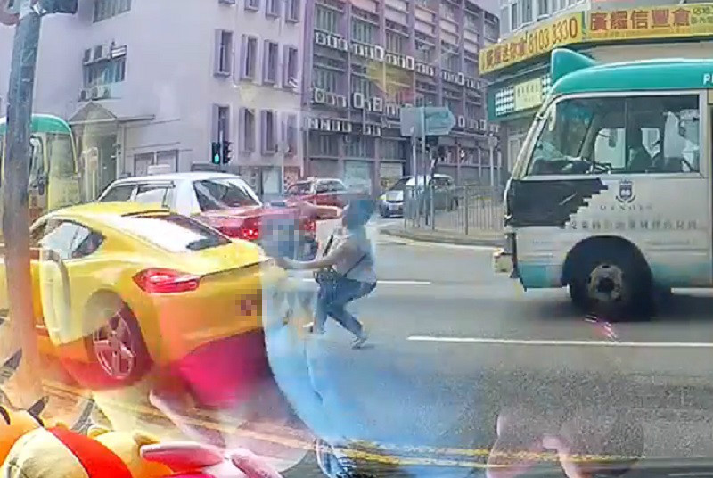 大媽被私家車嚇倒失去平衡。影片截圖