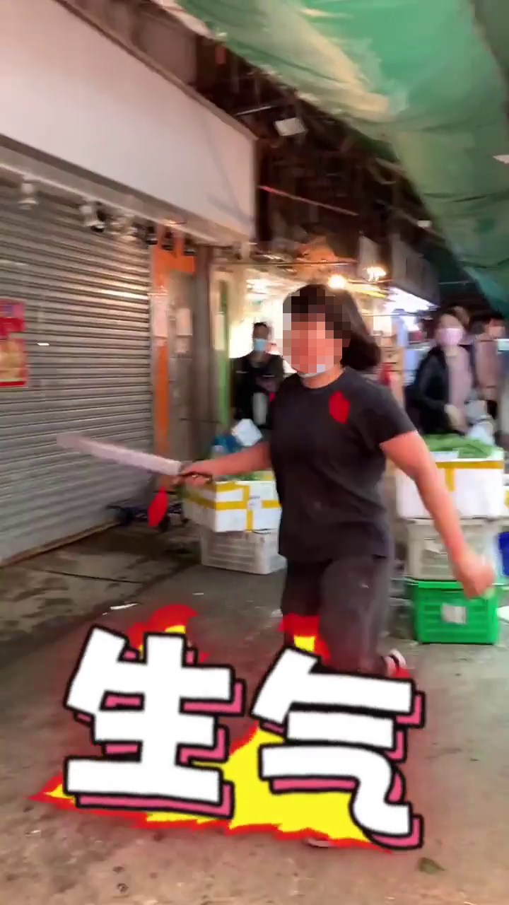 持刀菜販一邊粗口橫飛一邊衝前。「香港江湖日報」FB網片