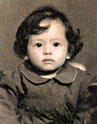 張瑪莉是一名孤兒。