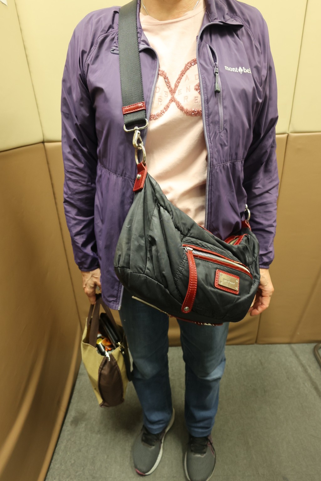 婦人於腰間藏私煙，並穿著外套試圖掩蓋。海關圖片