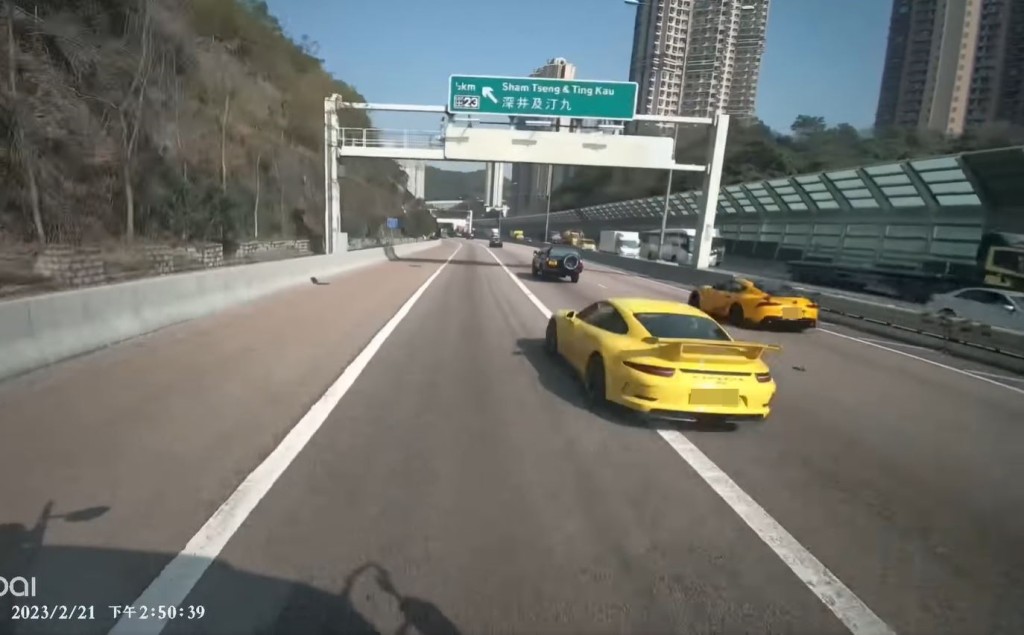 兩跑車司機高速飛馳，無視道路安全。fb車cam L（香港群組）影片截圖