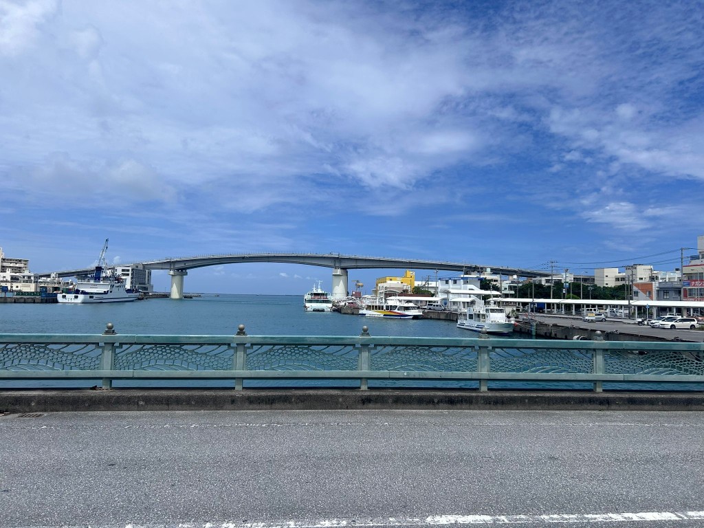 日本氣象廳發出海嘯注意警報，圖為日本沖繩實況。