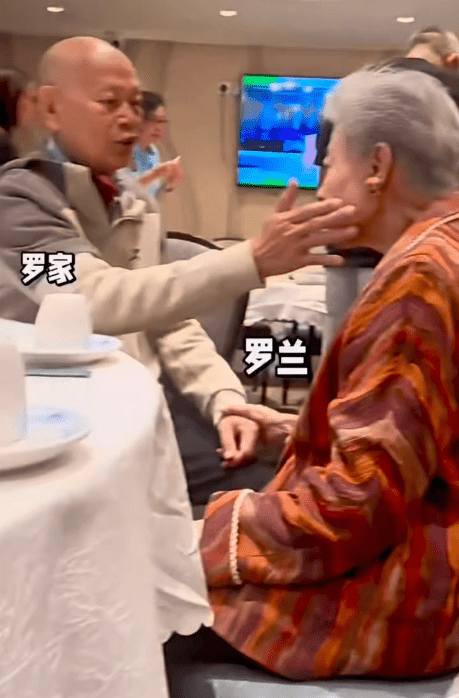 羅家英好錫羅蘭，輕撫後者的面龐。