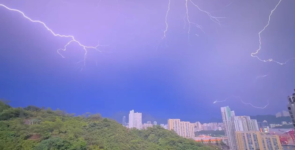 本港昨日（25日）傍晚天色突變，天文台 晚上先後發出黃色暴雨及紅色暴雨警告， 期間雷電交加，部分地區狂風大作。相片資料來源： seeing.the.unseen＠Threads