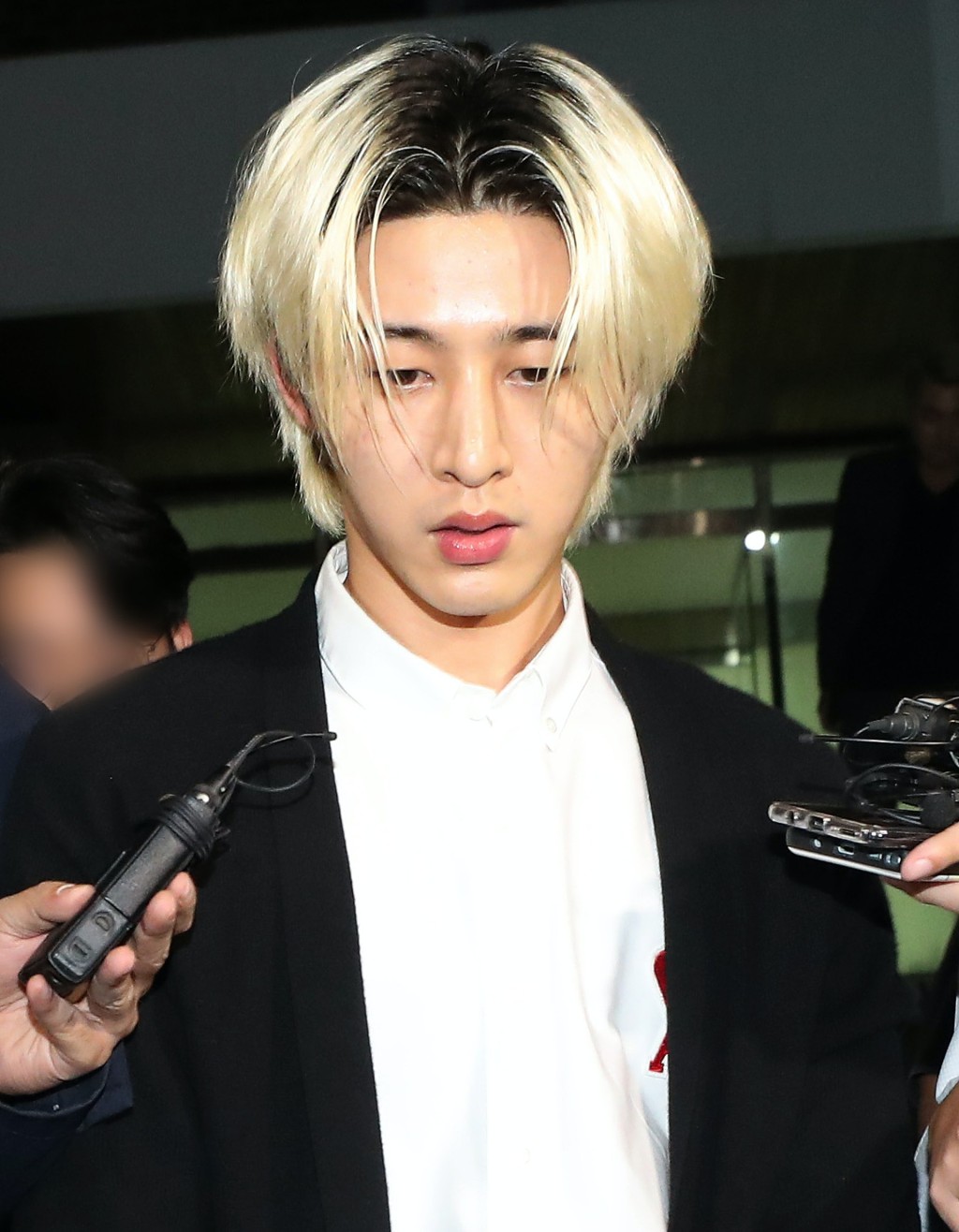 B.I被捕後神情憔悴。