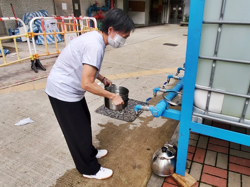 居民許太為求安心,到流動水缸裝水。