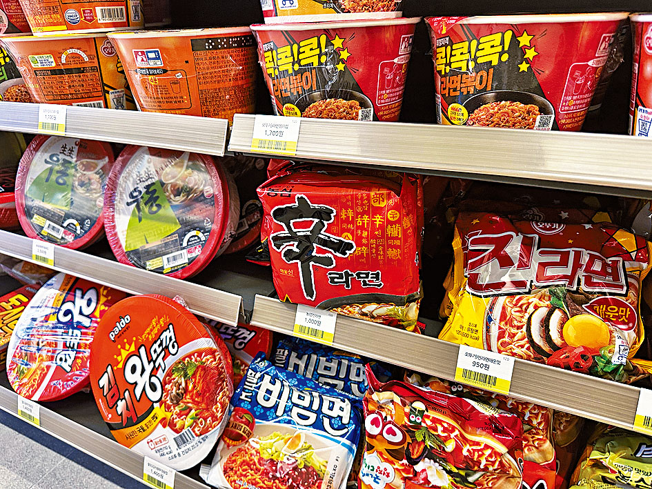 首爾便利店貨架上的即食麵。