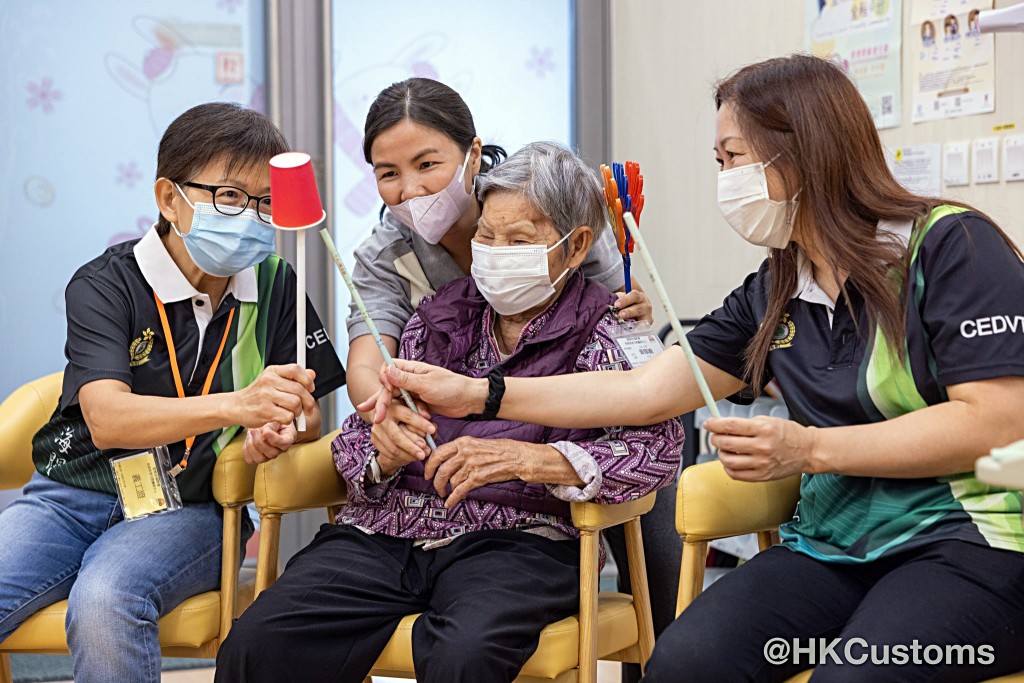 海關義工隊與長者玩遊戲。fb：香港海關