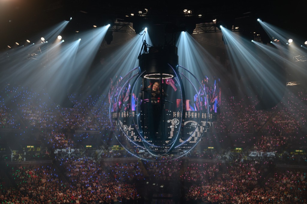 祖兒登上紅磡360高空吊車