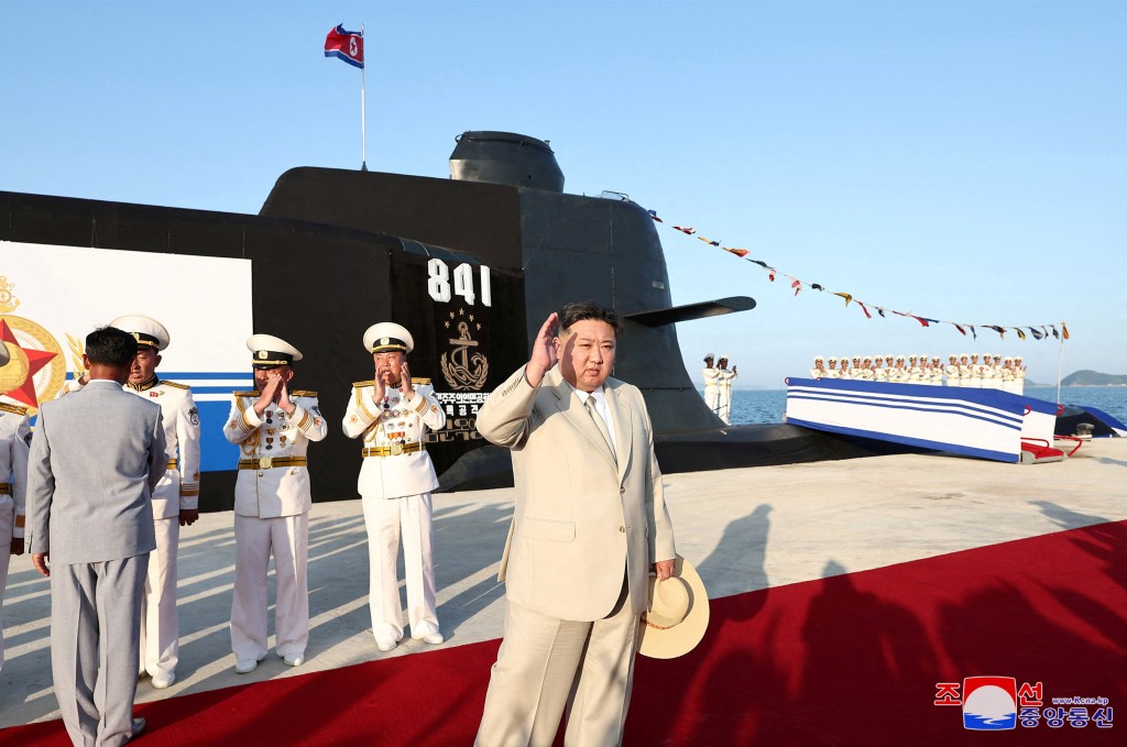 金正恩形容这是全球至今未知的北韩式新型攻击型潜艇。路透社