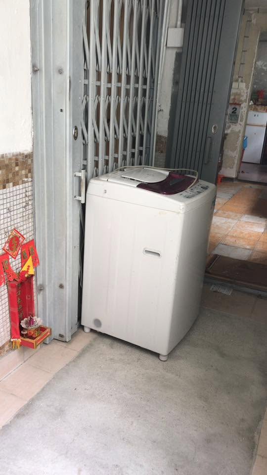 彩雲一邨前居民出示相片顯示門閘左右倒轉。(帖文截圖) 彩雲一邨前居民出示相片顯示門閘左右倒轉。(帖文截圖)