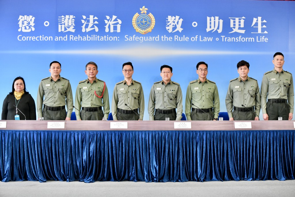 懲教署署長黃國興主持新聞發布會,回顧懲教署2025年的工作並展望未來。其他出席記者會的首長級人員為(左起)政務秘書黃展翹博士、助理署長(行動)陳少恒、副署長(行動及策略發展)梁嘉倫、黃國興、副署長(更生及管理)吳超覺、助理署長(更生事務)唐恂、助理署長(服務質素)吳樹勳及助理署長(人力資源)何國文。盧江球攝 懲教署署長黃國興主持新聞發布會,回顧懲教署2025年的工作並展望未來。其他出席記者會的首長級人員為(左起)政務秘書黃展翹博士、助理署長(行動)陳少恒、副署長(行動及策略發展)梁嘉倫、黃國興、副署長(更生及管理)吳超覺、助理署長(更生事務)唐恂、助理署長(服務質素)吳樹勳及助理署長(人力資源)何國文。盧江球攝