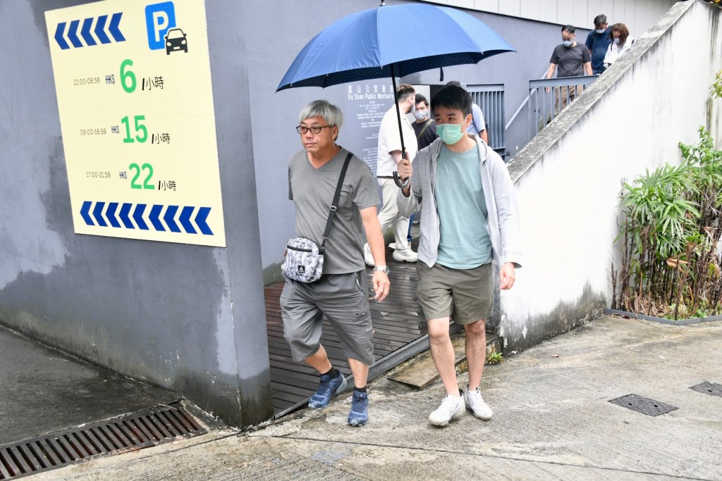 女死者多名親友到殮房認屍，黯然神傷。楊偉亨攝